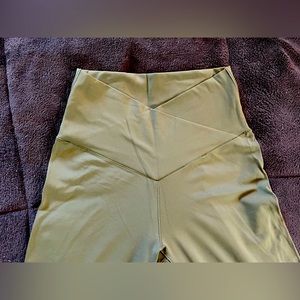 OFFLINE by aerie Size Medium in light olive Crossbody Leggings